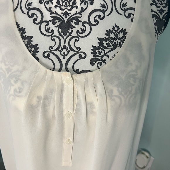 Off white Shell/Tank - Picture 2 of 4